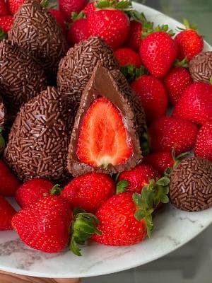 Coxinha de brigadeiro com morango